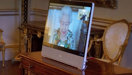 الملكة إليزابيث تستأنف لقاءاتها بتقنية الفيديو