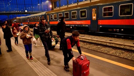 مثير للجدل.. مغربي يقف بوجه الشرطة الأوكرانية لمساعدة عرب وأفارقة للصعود في قطار النجاة