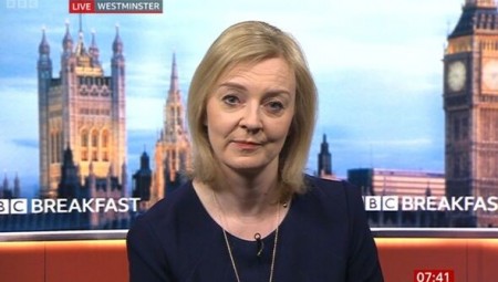 فيديو: مذيع BBC يحرج وزيرة الخارجية البريطانية بسؤاله عن التمويل الروسي لحزبها