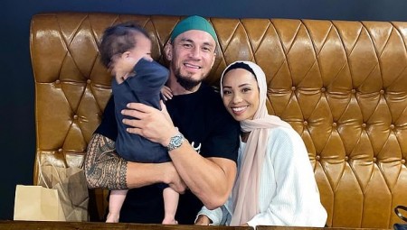 ملاكم سابق يثير الجدل بتعليقاته حول نظرة الإعلام للمسلمين الذاهبين للقتال في أوكرانيا