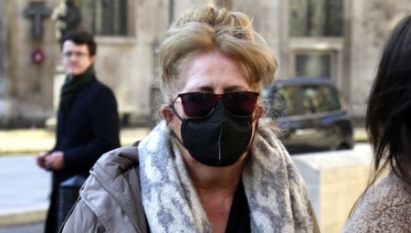 بريطانية تقاضي شركة جنازة لاكتشافها أنها حزنت على قبر زوجها الخاطئ لـ 27 عام