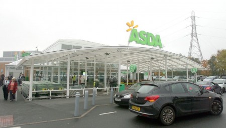 بريطانيا.. وفاة طفلة اختناقا في Asda بعد قضمها قطعة بلاستيكية من سترة أبيها