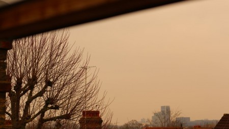 بالصور.. سحابة غبار تجعل سماء بريطانيا برتقالية