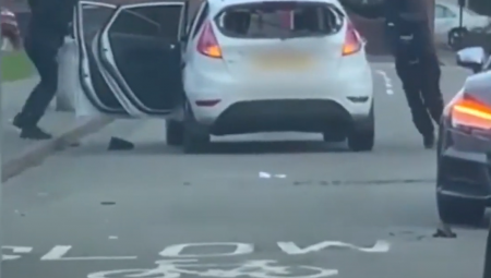 بالفيديو: عصابة مراهقين يتقاتلون بالمناجل في بيرمنغهام والشرطة تبحث عنهم