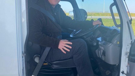 رئيس وزراء بريطانيا الأسبق يقود شاحنة مساعدات نحو الحدود  الأوكرانية