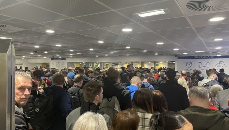 مطار مانشستر.. طوابير انتظار لـ أربع ساعات تتسبب بحرمان البعض من رحلاتهم الجوية