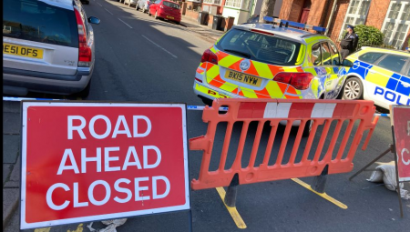 الشرطة تبحث عن سائق فار بعد اصطدام سيارته بواجهة مبنى في ليستر