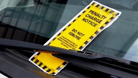 بريطانيا.. غرامة بـ 70 جنيه إسترليني للسائقين الذين يوقفون سياراتهم على الأرصفة