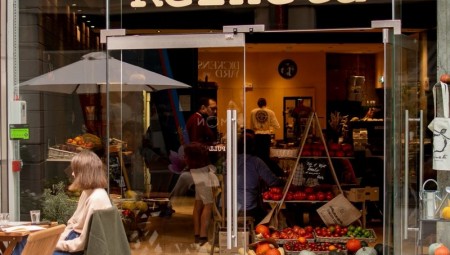 قهوة وإفطار بنكهة فنية تاريخية.. كل هذا في مقهى Reineta