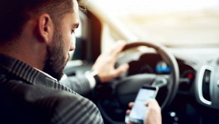 بريطانيا: 200 جنيه إسترليني وست نقاط عند استخدام الهاتف المحمول أثناء القيادة..  قانون جديد