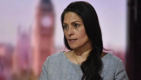 ضحية لمخادعين روسيين.. بريتي باتيل تردد عبارات روسية مهينة لبلدها دون أن تعرف معناها