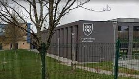 اعتقال فتاة تبلغ 12 عاما للاشتباه بطعنها فتاة أخرى بالقرب من مدرسة في مانشستر