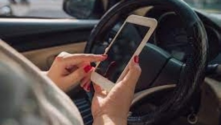 القواعد الجديدة لاستخدام الهاتف أثناء القيادة تشمل الراكبين أيضا