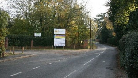 مدرسة بريطانية تعتذر لربطها توأمين مصابين بالتوحد على الكراسي لمنعهم من الحركة