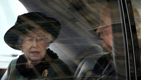 الأمير أندرو يرافق الملكة إليزابيث إلى حفل تأبين الأمير الراحل فيليب