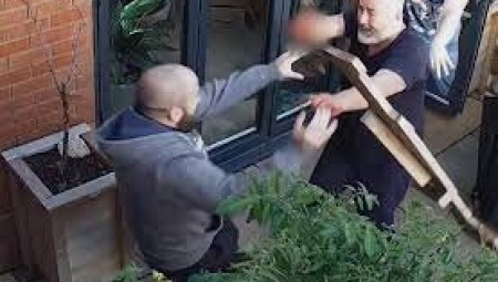 شرطي خارج ساعات الخدمة يستعين بلوح خشبي لمنع رجل من قتل جيرانه