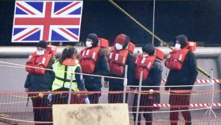 تراكم قياسي لطلبات اللجوء في بريطانيا… و160.000طالب لجوء ينتظرون النظر في طلباتهم