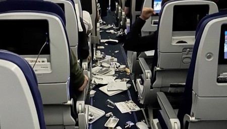 (فيديو): صور مرعبة لآثار الاضطرابات في الجو وتراقص طائرة بالجو قبل هبوطها بشكل اضطراري