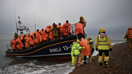 رشي سوناك يضع قانوناً جديداً يحظر بشكل دائم اللاجئين الذين يصلون بريطانيا عبر القنال