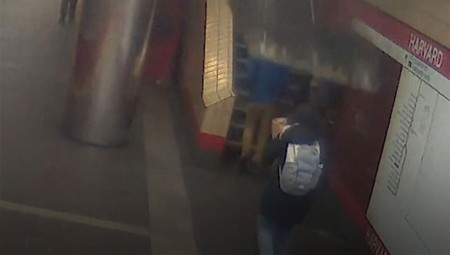 فيديو مخيف: لحظة سقوط سقف يزن ١١ كجم في محطة قطار في كامبريدج ونجاة ركاب بأعجوبة!