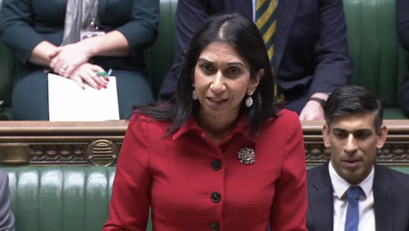 وزيرة الداخلية البريطانية للمهاجرين: إذا دخلت البلاد بشكل غير قانوني سيتم احتجازك وإبعادك فوراً