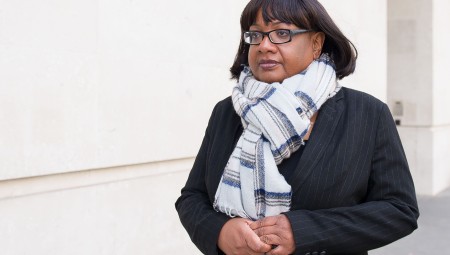 (فيديو): نائبة عمالية من أصول مهاجرة تتحدى قانون الهجرة الجديد وتؤكد أنها لن تصوت لصالحه