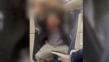 فيديو: عراك بالأيدي على متن طائرة