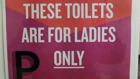 مركز تسوق شهير يزيل لافتة عند المراحيض كتب عليها للسيدات فقط بسبب شكوى من أحد المتحولين الجنسيين