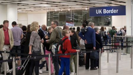على غرار أمريكا: زوار بريطانيا سيواجهون عمليات تفتيش جنائية على الحدود.. إليك التفاصيل