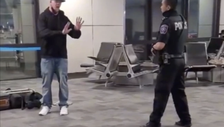 فيديو: عراك بالأيدي بين الشرطة وشاب خسر تذكرة طيرانه ولم يسمح له بالصعود للطائرة لأنه مخمور