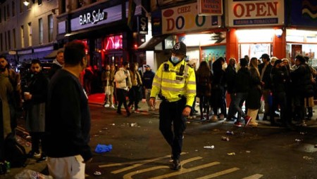 طعن ضابطين من شرطة العاصمة في سوهو بهدف التسبب بأذى جسدي جسيم