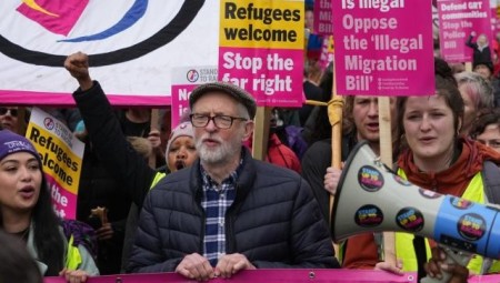 رئيس حزب العمال البريطاني السابق يشارك في مظاهرة مناهضة لمشروع قانون الهجرة