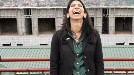 بالصور: ابتسامة وزيرة خارجية بريطانيا أمام مراكز الاحتجاز في رواندا تثير غضب الصحافة والمواطنين