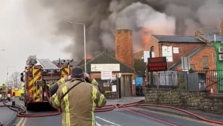 بريطانيا: فرق الإطفاء تخلي مبنى صناعي في مانسفيلد بعد اشتعال النيران فيه.. ولا إصابات