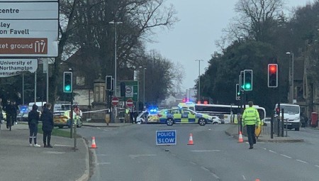 مصرع مراهق في حادثة طعن والشرطة تلقي القبض على 4 مشتبهين