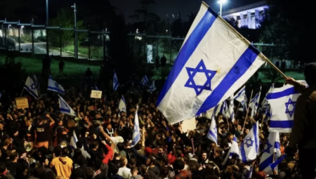 إقالة وزير الدفاع الإسرائيلي... ومظاهرات بالآلاف في تل أبيب ضد جملة إصلاحات قضائية
