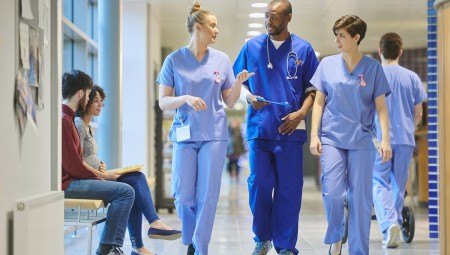 NHS تعمل بـ 154 ألف موظف أقل من المطلوب والرقم سيتضاعف بحلول 2036