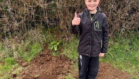 طفل بريطاني يعثر على قنبلة يدوية تعود للحرب العالمية الثانية في حديقة منزله