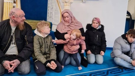 (فيديو) عائلة ألمانية كاملة تشهر إسلامها في ثاني أيام شهر رمضان المبارك