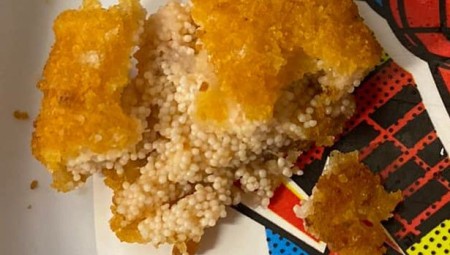 بريطانية تعثر علىبيوض في أصابع السمك التي كانت على وشك إطعامها لطفلها ذي العامين