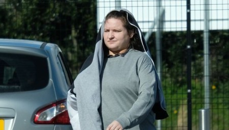 امرأة تهدد حراس الأمن في أحد المتاجر بإلقاء مادة الأسيد عليهم ليتبين أن ما بحوزتها عصير تفاح