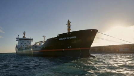 قراصنة يختطفون ناقلة نفط دنماركية على متنها 16 شخصاً