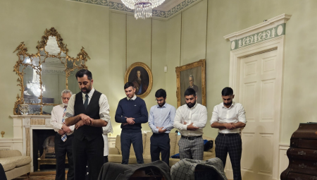 صور/ بالصلاة والإفطار.. استقبل رئيس وزراء إسكتلندا حمزة يوسف الليلة الأولى بعد انتخابه