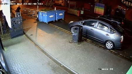 فيديو: مشاهد مؤلمة.. الاعتداء على مسن بعد خروجه من مسجد في بيرمنغهام