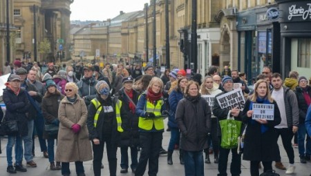 آلاف البريطانيين ينزلون إلى الشوارع للاحتجاج على أزمة غلاء المعيشة