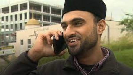 من خلال مواقع التواصل الاجتماعي.. إمام بريطاني شاب يعمل من أجل تغيير النظرة العامة تجاه الإسلام