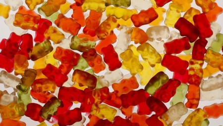 الشرطة البريطانية تحذر من تناول حلوى القنب بعد وفاة شابة تبلغ 23 عاما