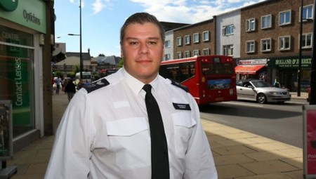 شرطي بريطاني لم يتهم بأي جريمة رغم اغتصابه لامرأتين وضربه إحداهما بزجاجة ويسكي