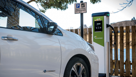 اختراق لنقاط شحن السيارات الكهربائية يؤدي إلى عرض محتوى إباحي