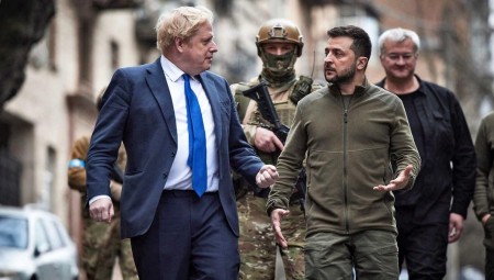 فيديو: هذا ما قاله جونسون لزيلينسكي عندما صافحه